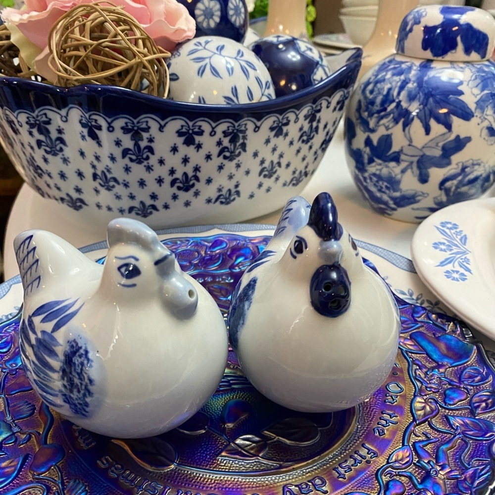 Blue & White Vintage Rooster Salt & Pepper Shakers - Picture 3 of 4